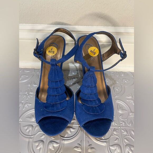 NEW Candie’s blue suede t strap heels size 7 - Picture 3 of 7